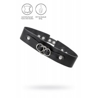 Черный чокер-ошейник со связанными кольцами на подложке