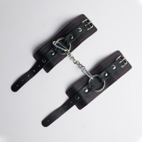 Черные кожаные наручники с красной строчкой