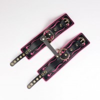 Черные кожаные оковы с розовой строчкой Черные кожаные оковы с розовой строчкой